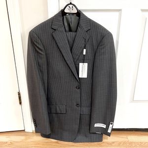 Jhane Barnes Mens 100% wool suit. Gray stripe.